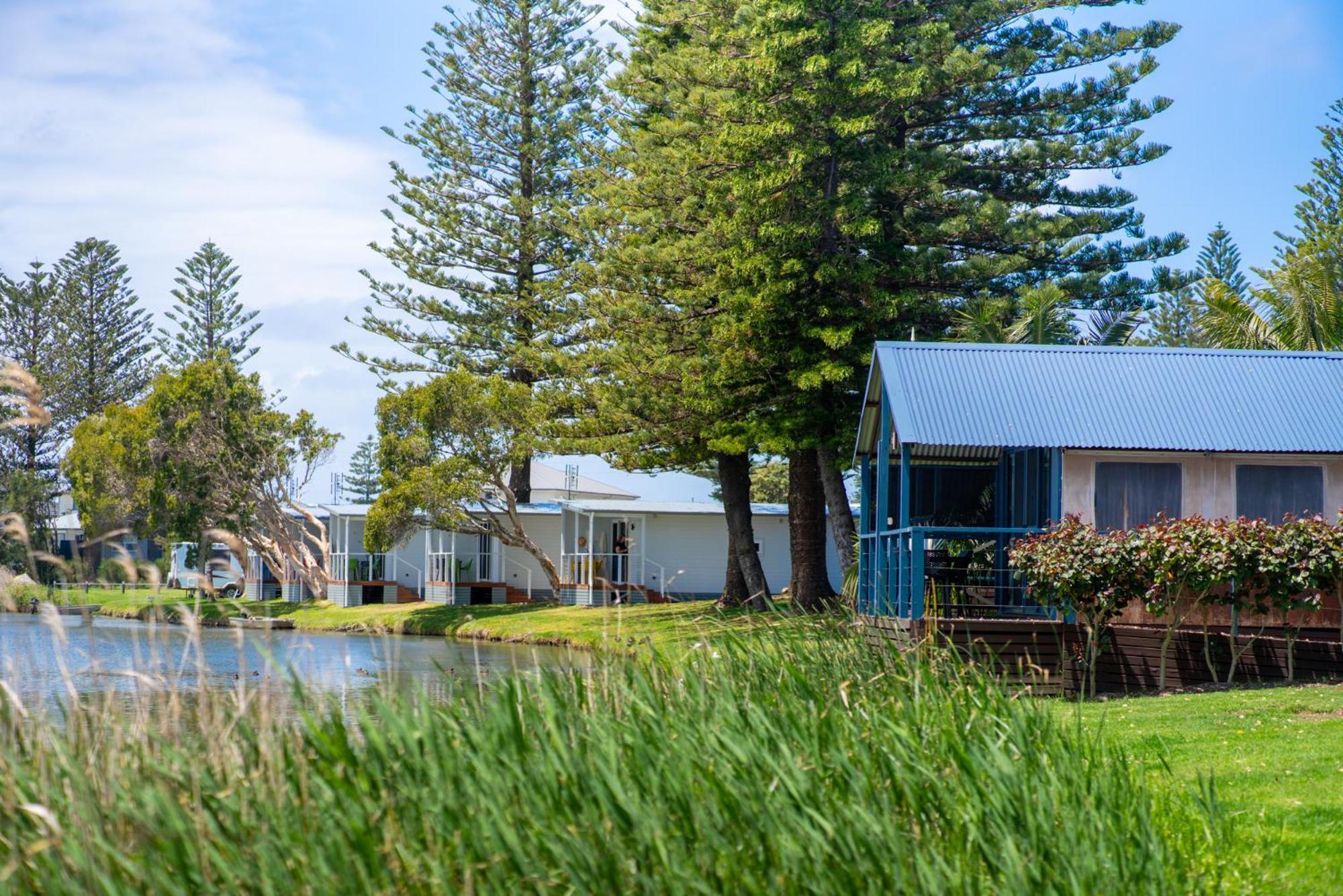 דה אינטרנס Two Shores Holiday Village מראה חיצוני תמונה