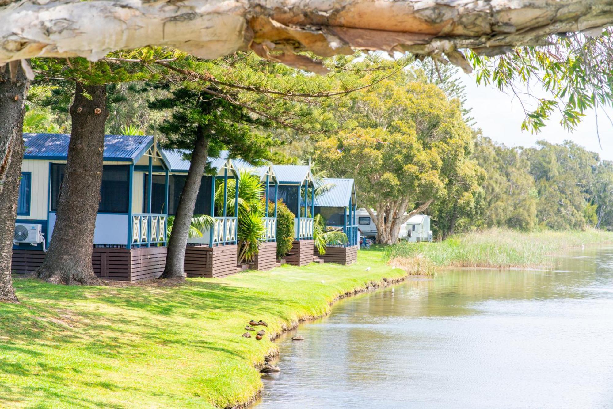 דה אינטרנס Two Shores Holiday Village מראה חיצוני תמונה