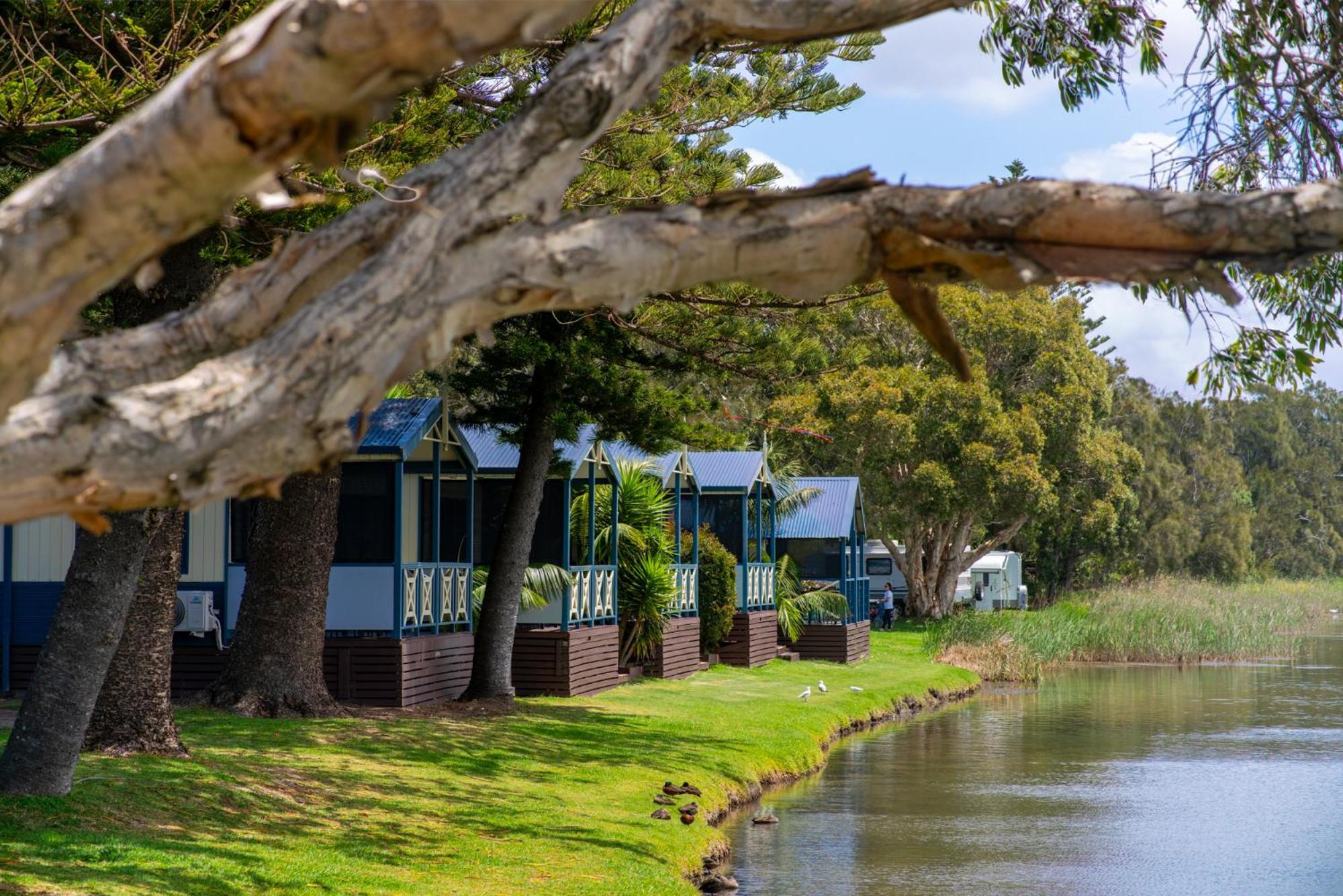 דה אינטרנס Two Shores Holiday Village מראה חיצוני תמונה
