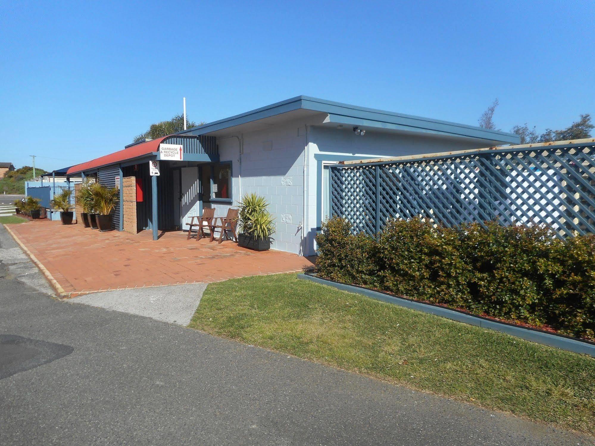 דה אינטרנס Two Shores Holiday Village מראה חיצוני תמונה
