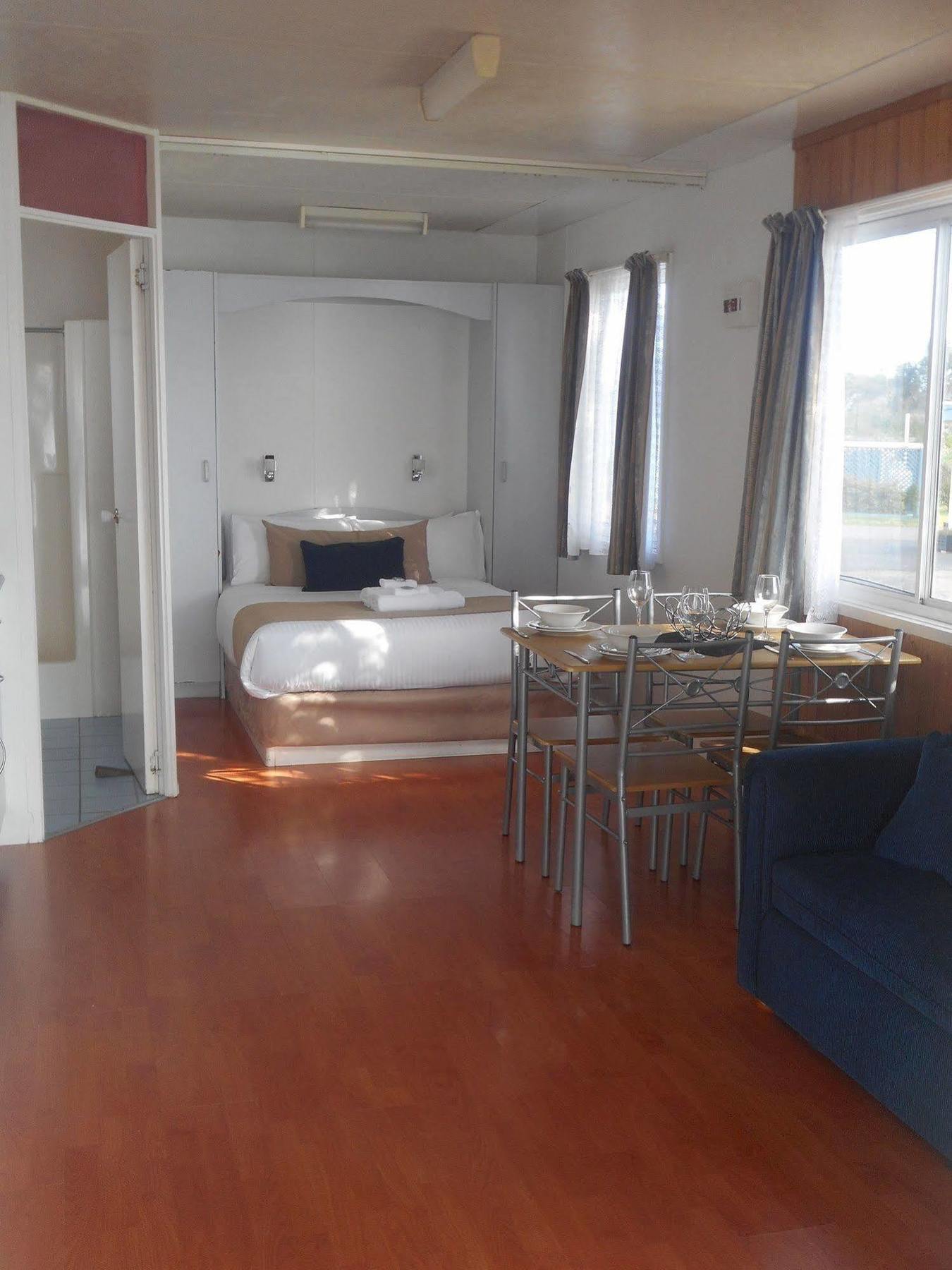 דה אינטרנס Two Shores Holiday Village מראה חיצוני תמונה