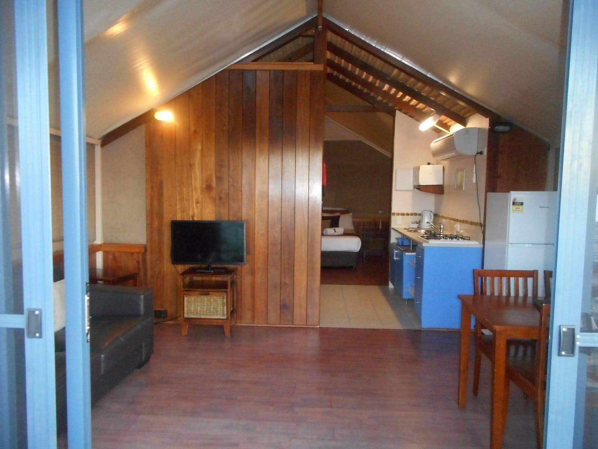 דה אינטרנס Two Shores Holiday Village מראה חיצוני תמונה