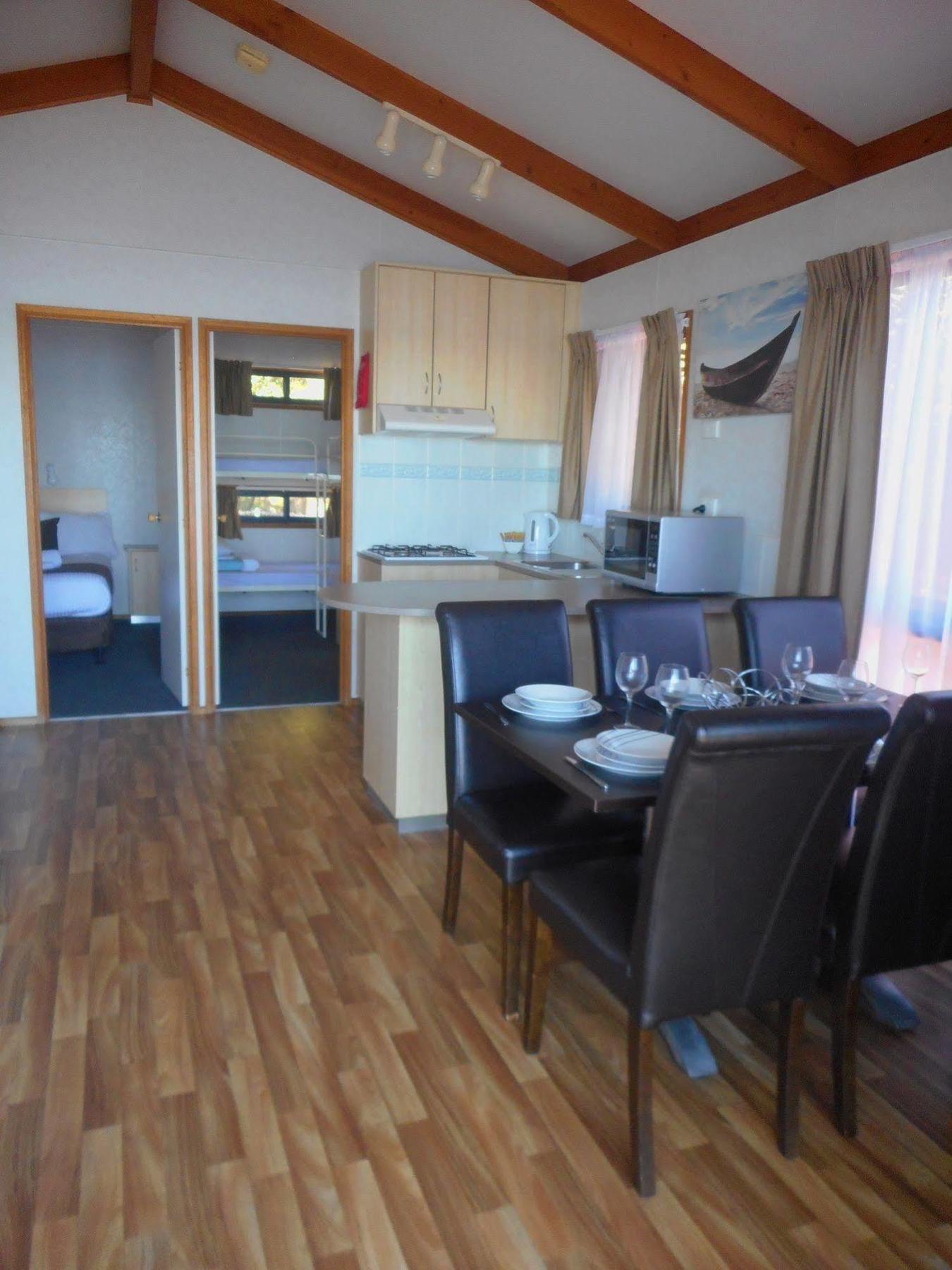 דה אינטרנס Two Shores Holiday Village מראה חיצוני תמונה