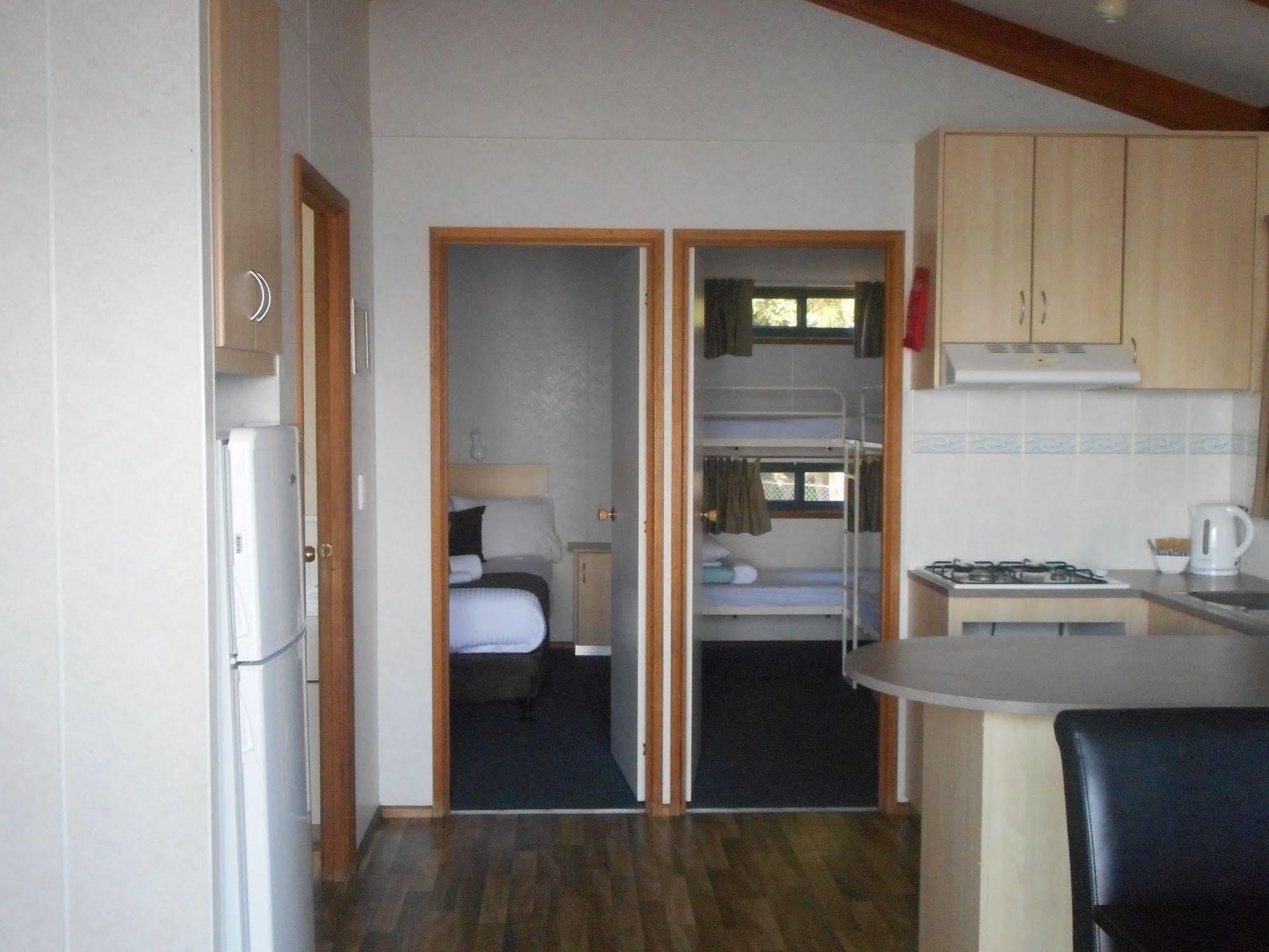 דה אינטרנס Two Shores Holiday Village מראה חיצוני תמונה