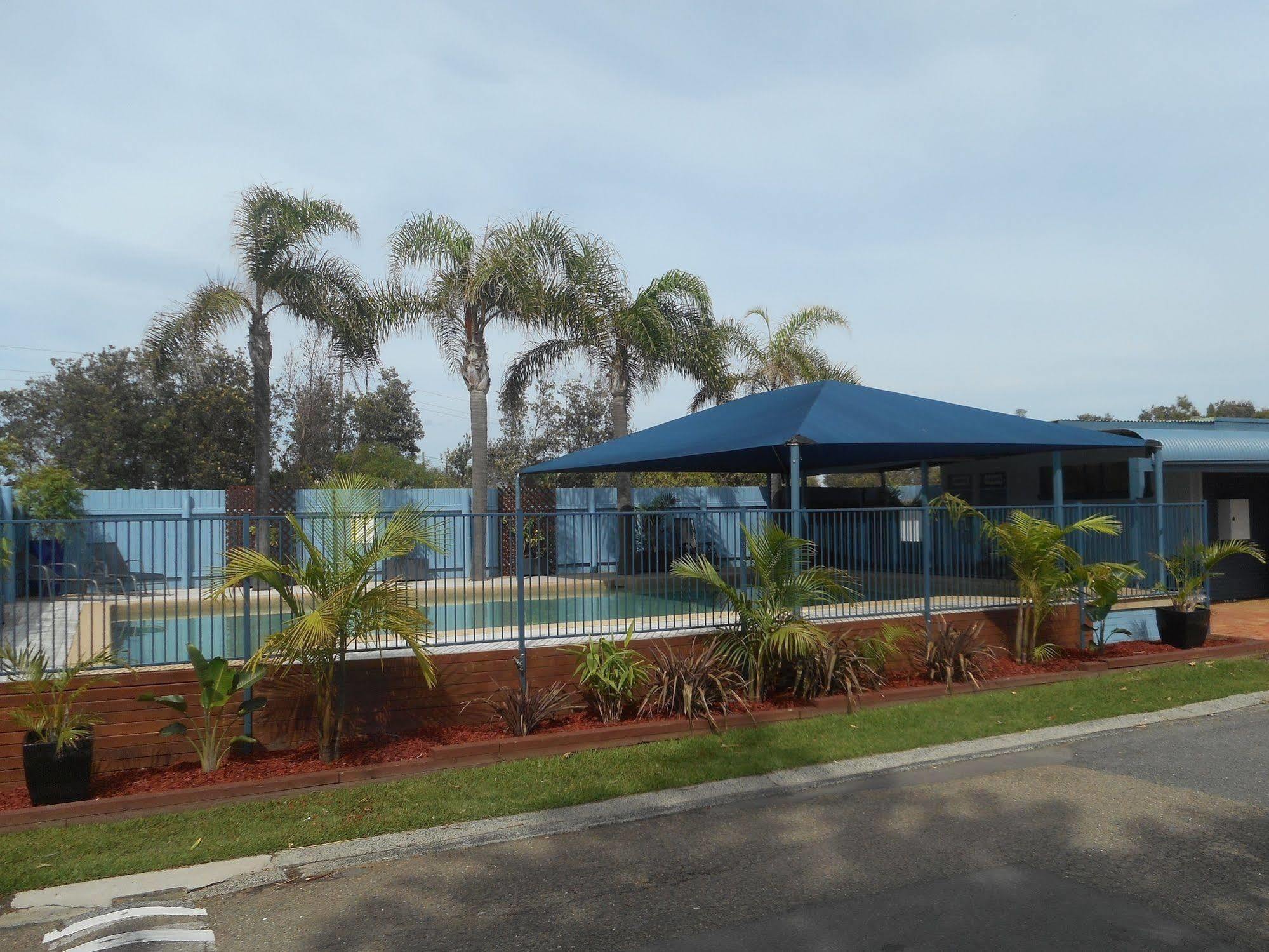 דה אינטרנס Two Shores Holiday Village מראה חיצוני תמונה