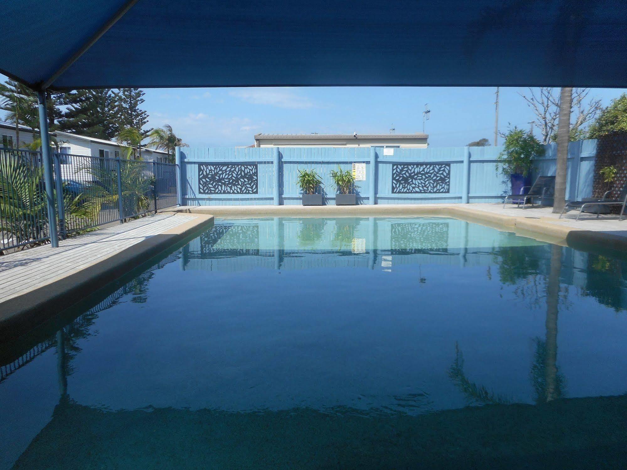 דה אינטרנס Two Shores Holiday Village מראה חיצוני תמונה